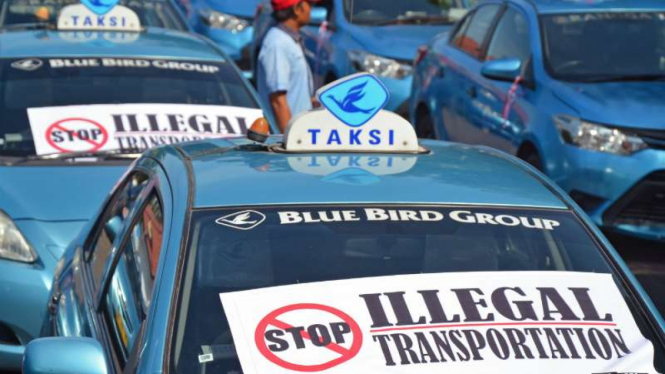 Ilustrasi sopir taksi menggelar aksi penolakan mobil angkutan penumpang berbasis aplikasi.