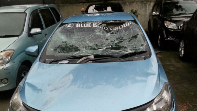 Kondisi Blue Bird yang hancur dilempari batu oleh pengemudi Gojek di kawasan Tanah Abang.