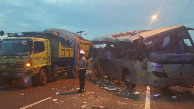 Sebuah bus Damri menabrak truk tronton di Kilometer 25, Tol Pluit, yang mengarah ke Bandara Soekarno-Hatta di Jakarta pada Kamis pagi, 24 Maret 2016.