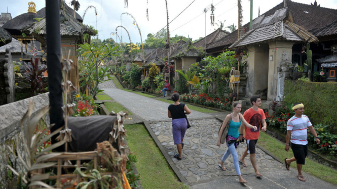 Sejumlah wisatawan asing melihat pemandangan rumah tradisional di Desa Penglipuran, Bangli, Bali.