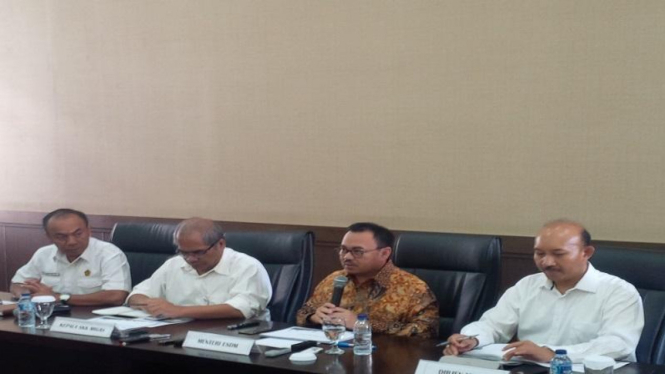 Menteri ESDM, Sudirman Said, memberi keterangan kepada pers