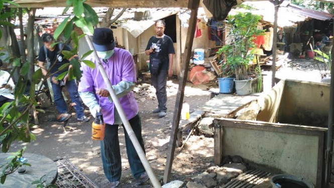 Petugas semprotkan disinfektan di kandang unggas warga Matraman.