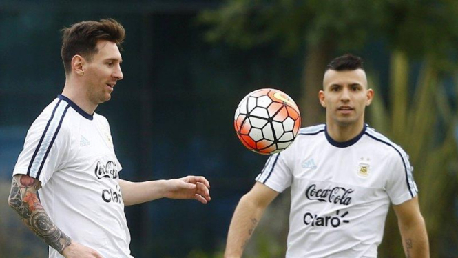 Pemain Timnas Argentina, Lionel Messi (kiri) dan Sergio Aguero (kanan).
