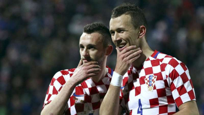 Dua pemain timnas Kroasia, Ivan Perisic (kanan) dan Marcelo Brozovic (kiri) saat rayakan gol ke gawang Israel.