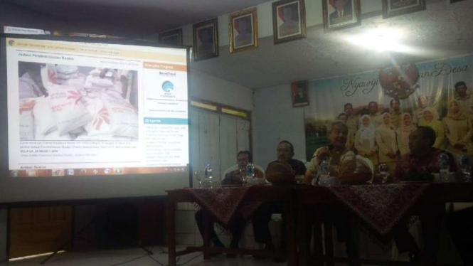 Gubernur Jateng Ganjar Pranowo memantau website Desa Madukara, Banjarnegara