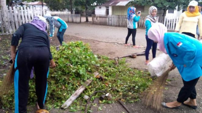 Mahasiswa STIKes Maluku Husada mensukseskan program Kawa Bersih.