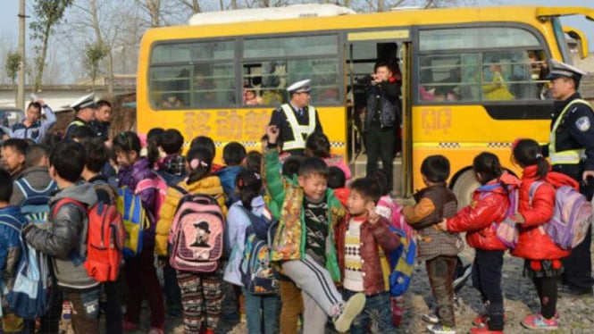 Bus sekolah yang memuat 62 anak SD