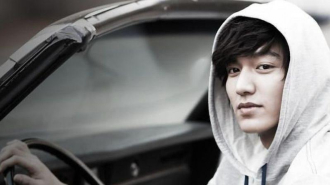 Lee Min Ho mengenakan hoodie