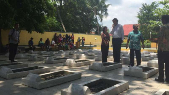 Menteri Luar Negeri Belanda Bert Koenders kunjungi makam korban Rawagede