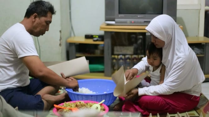 Roso Budiantoro dan istrinya menyiapkan nasi bungkus gratis untuk dibagikan di program Pagi yang Dahsyat (PYD). Foto: VIVA.co.id/Purna Karyanto Musafirian