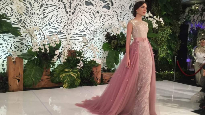 Gaun pengantin inspirasi peony karya Ivan Gunawan