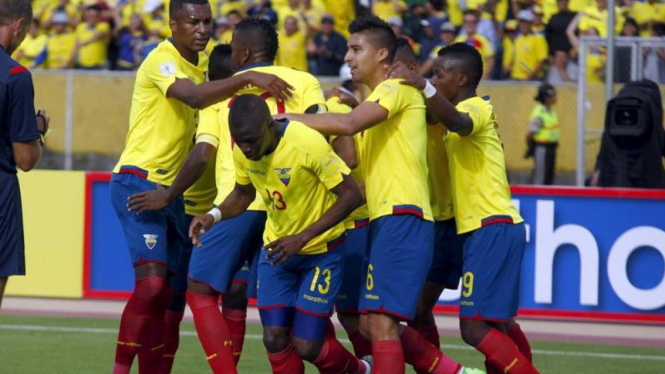 Para pemain Ekuador merayakan gol.