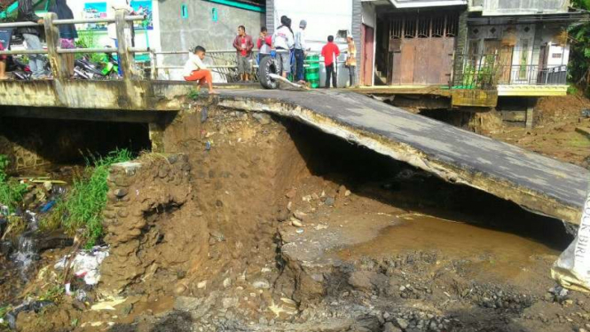 Jalanan ambruk akibat longsor yang terjadi di Desa Clapar, Banjarnegara, Jawa Tengah.