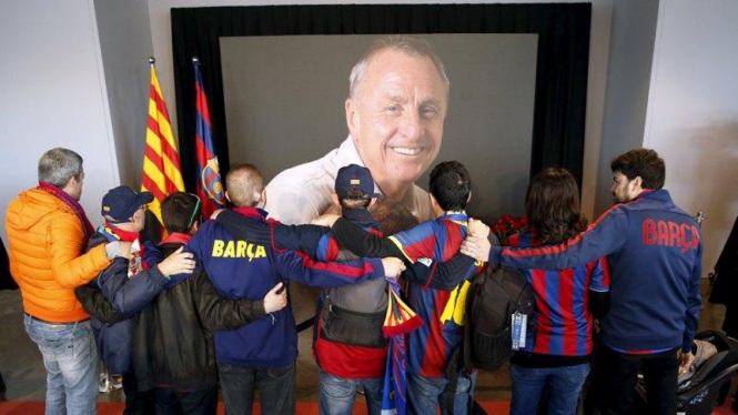 Suporter Barcelona di depan foto Johan Cruyff