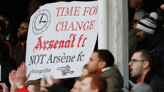 Suporter Arsenal membawa spanduk pemecatan Arsene Wenger.