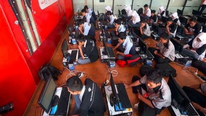 Axioo edukasi 1.000 pelajar di Bandung soal Ujian Nasional online.