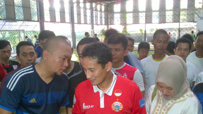 Sandiaga Uno (tengah) bermain futsal