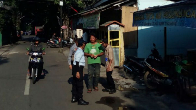 Ayah Marshanda saat ditangkap petugas dinas sosial.