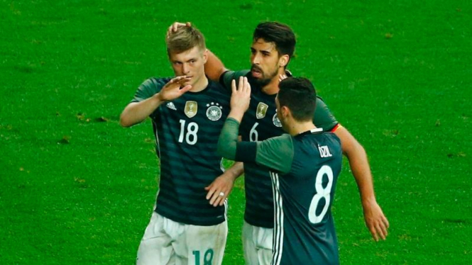 Pemain Jerman rayakan gol Toni Kroos