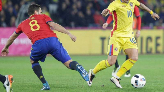 Pemain timnas Spanyol, Koke (kiri), saat berduel dengan pemain Rumania.