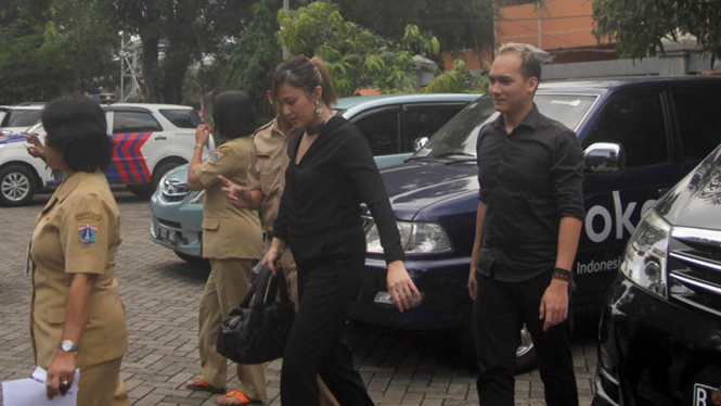 Marshanda bersama kekasihnya Egi John mendatangi Panti Sosial Bina Insan Bangun Daya 2 di Jakarta, Senin (28/3/2016).