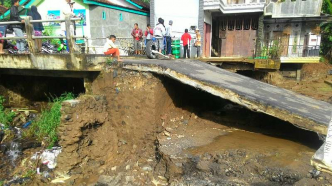 Salah satu titik longsor di Desa Clapar Banjarnegara Jawa Tengah, Senin (28/3/2016)