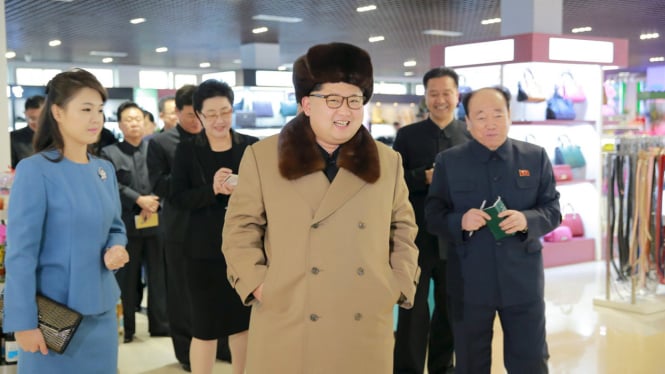 Kim Jong Un kunjungi pusat perbelanjaan bersama istrinya