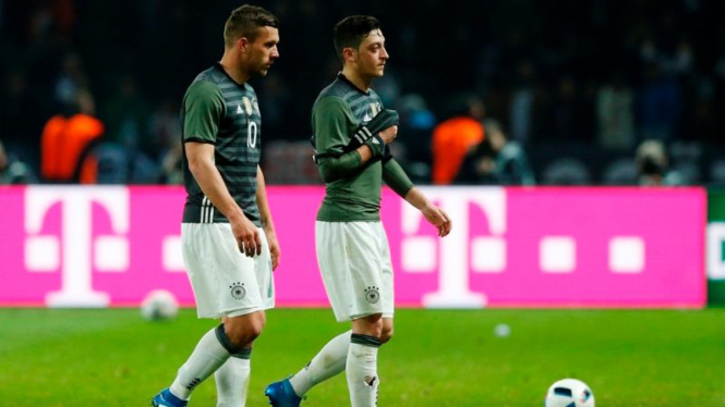 Pemain Jerman, Mesut Oezil dan Lukas Podolski