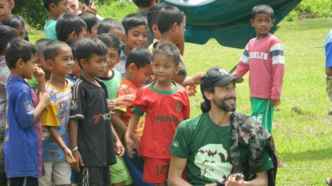 Adrien Brody bersama anak-anak Aceh