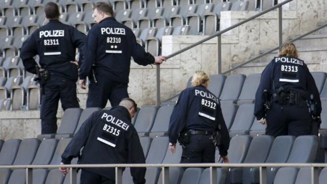 Polisi Jerman saat melakukan pengamanan di Olympiastadion, Berlin.
