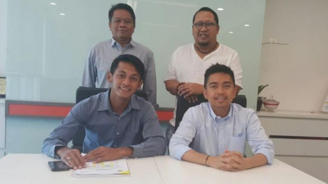 Yongki Aribowo (kiri depan) tanda tangan kontrak dengan Barito Putera