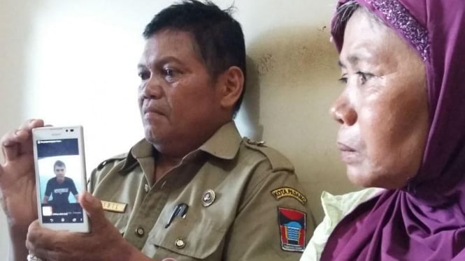 Ayah dan ibu Wendi Rakhadian, salah satu warga Indonesia yang disandera kelompok Abu Sayyaf, menunjukkan foto anaknya kepada wartawan di rumahnya pada Selasa, 29 Maret 2016.