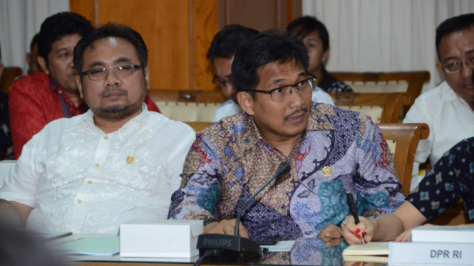 Politikus Golkar sekaligus Anggota Komisi VI DPR Bowo Sidik Pangarso (tengah).