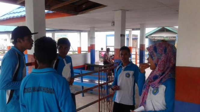 Sejumlah Pengurus BEM STIKes Maluku Husada di Pelabuhan Waipirit.