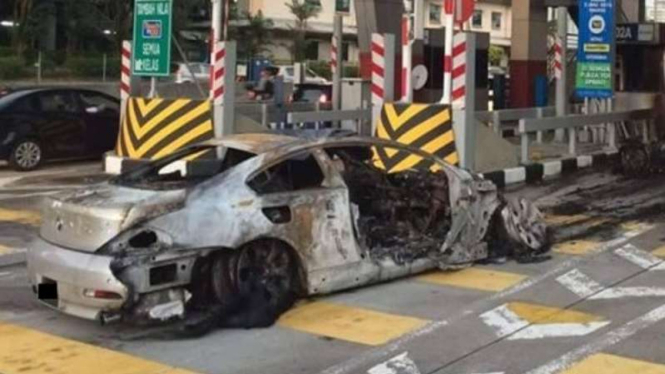 BMW 6 Series yang terbakar di gardu tol Malaysia.