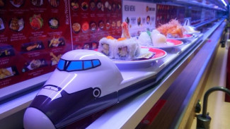 Di Restoran Ini Sushi Diantar 'Kereta Shinkansen'