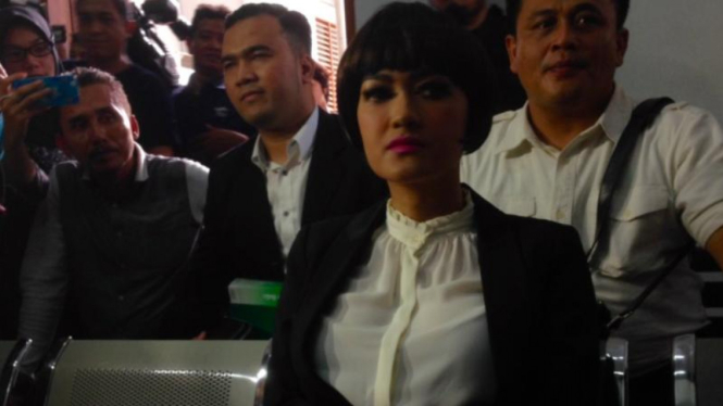 Julia Perez menggunakan wig tutupi kepala gundulnya