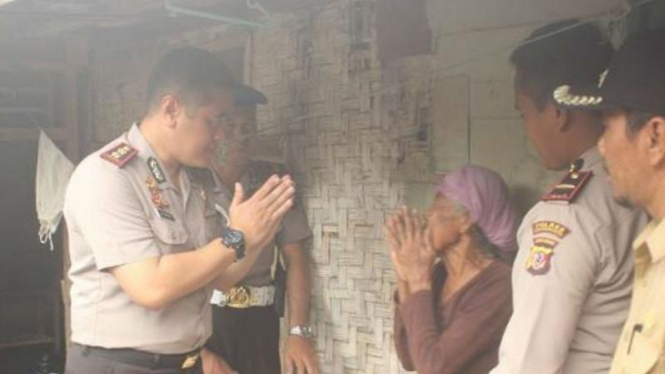 Kapolres Sukabumi saat bertemu Mak Ikah sebelum rumahnya direnovasi. Senin 21 Maret 2016