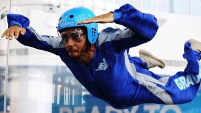  Lewis Hamilton saat melakukan skydiving di Bahrain