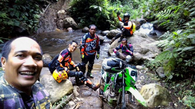 Track menuruni lereng, menyeberangi sungai dan menaiki bukit.