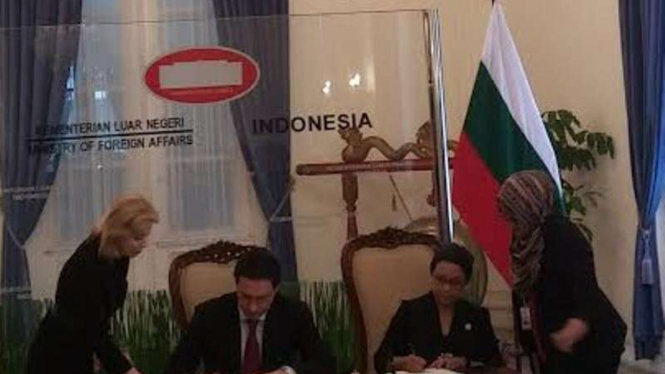 Menlu RI dan Menlu Bulgaria menandatangani MoU di Jakarta, 30 Maret 2016.