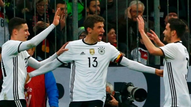 Pemain Jerman rayakan gol Thomas Mueller