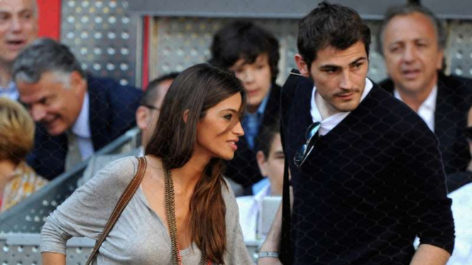 Penjaga gawang FC Porto, Iker Casillas (kanan) dan kekasihnya, Sara Carbonero.