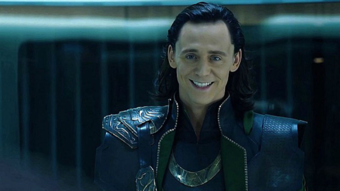 Tom Hiddleston berperan sebagai Loki