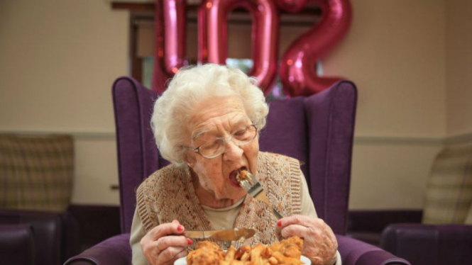 Dora Rixham berusia 102 tahun