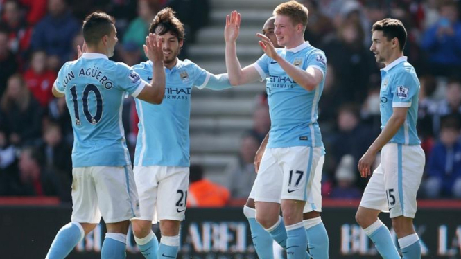 Para pemain Manchester City merayakan gol.