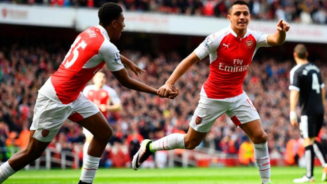 Penyerang Arsenal, Alexis Sanchez (kanan)