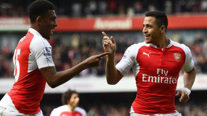 Penyerang Arsenal Alexis Sanchez merayakan gol bersama Alex Iwobi.