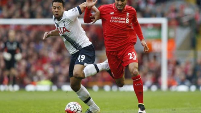 Pemain Spurs Mousa Dembele berebut bola dengan gelandang Liverpool Emre Can