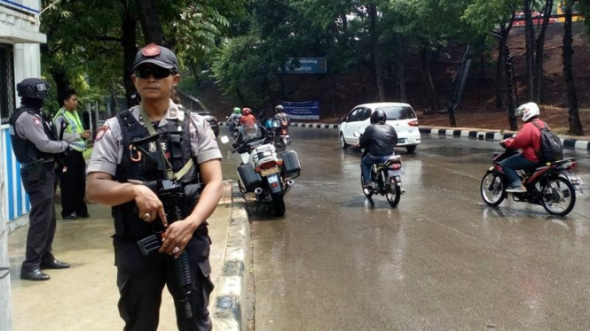 Tim Jaguar melakukan pengamanan jelang laga Arema vs Persib.